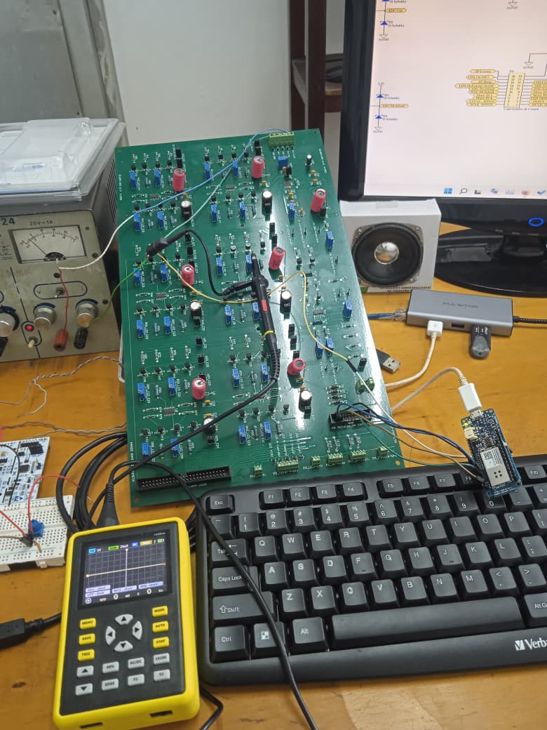 Laboratorio con osciloscopio y pruebas de señal